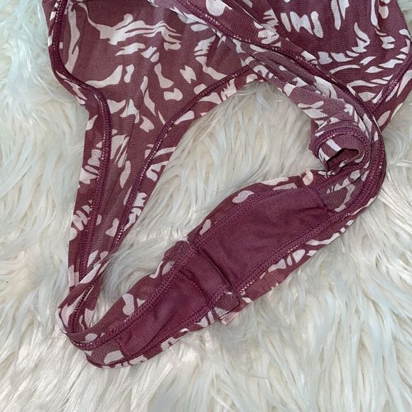 SKIMS Summer Mesh Strappy Thong Bodysuit in Raspberry Swirl, NWT - Picture 3 of 8